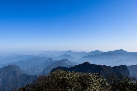 天门山玻璃栈道(走在空中走廊，感受天门山玻璃栈道的魅力)